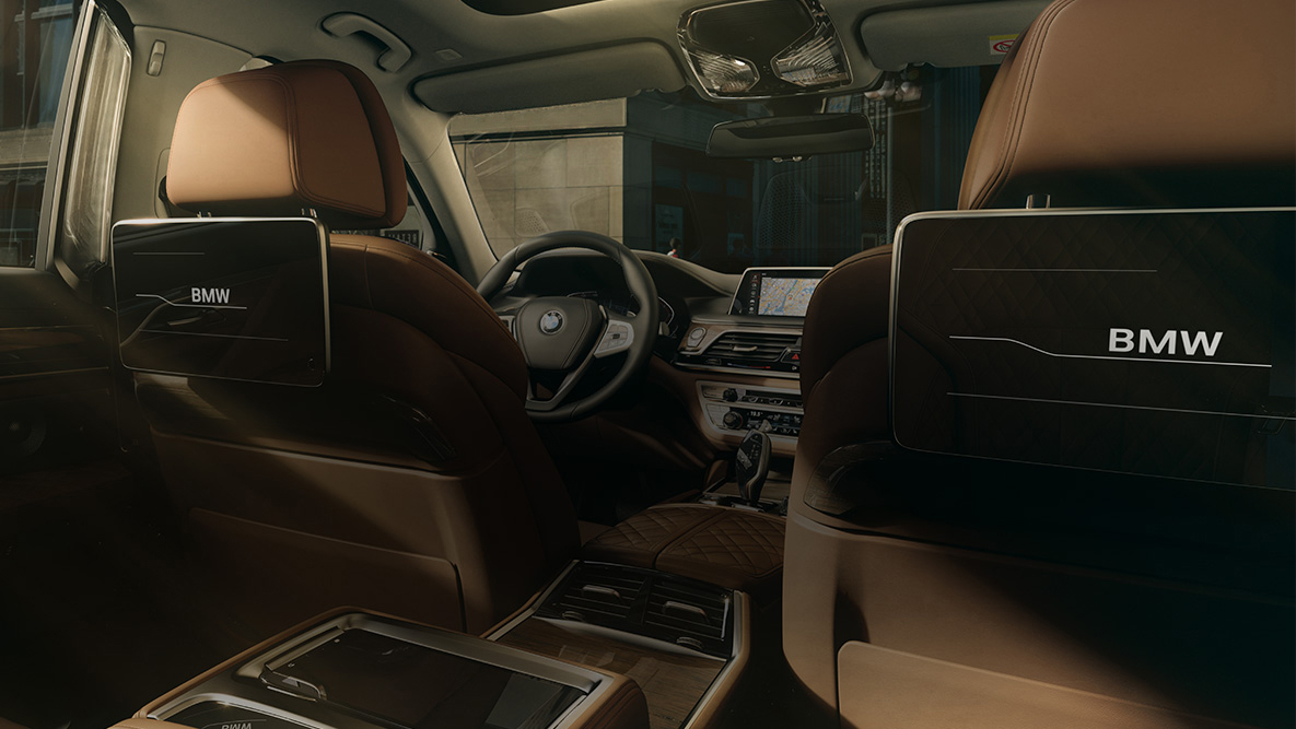 Інформаційно-розважальна система для пасажирів BMW 7 серії BMW 7 серії Седан: інформаційно-розважальна система з сенсорними дисплеями з високою роздільною здатністю для пасажирів заднього ряду сидінь