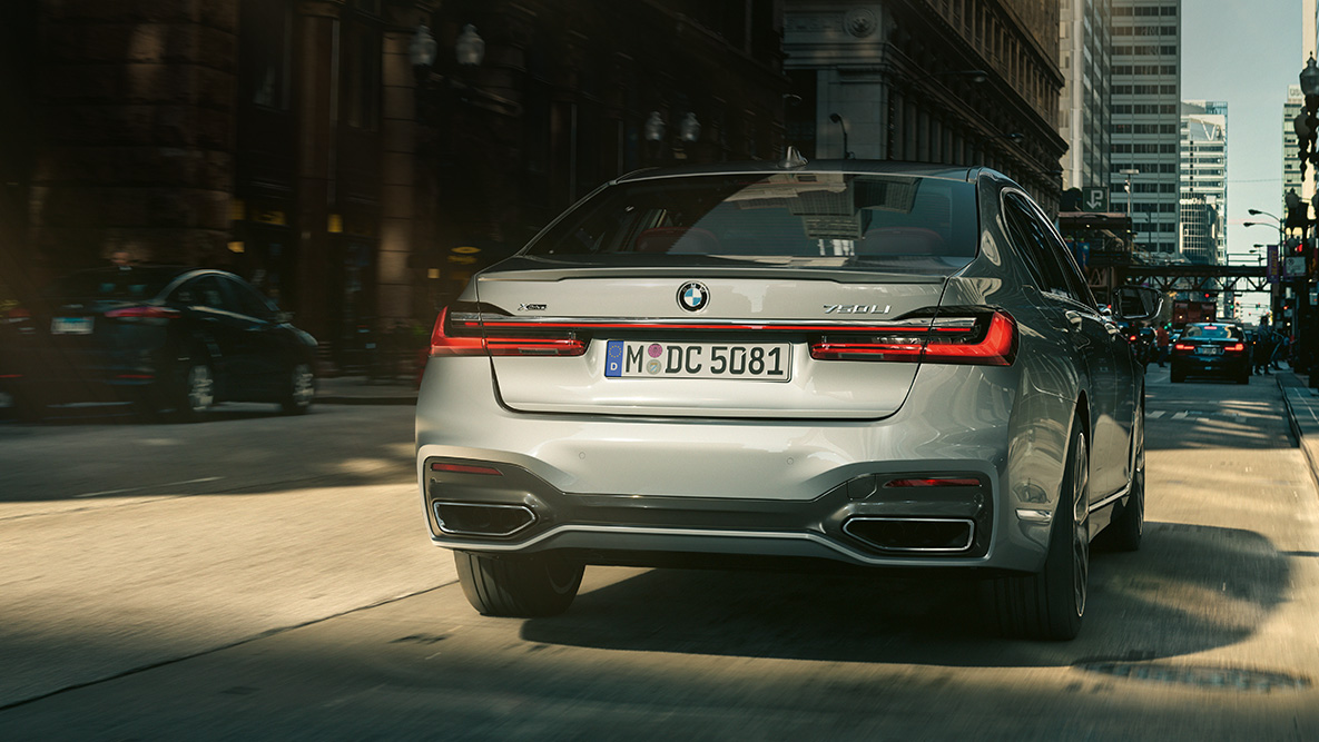 Асистент руху заднім ходом седану BMW 7 серії Асистент руху заднім ходом BMW: вид седану BMW 7 серії ззаду
