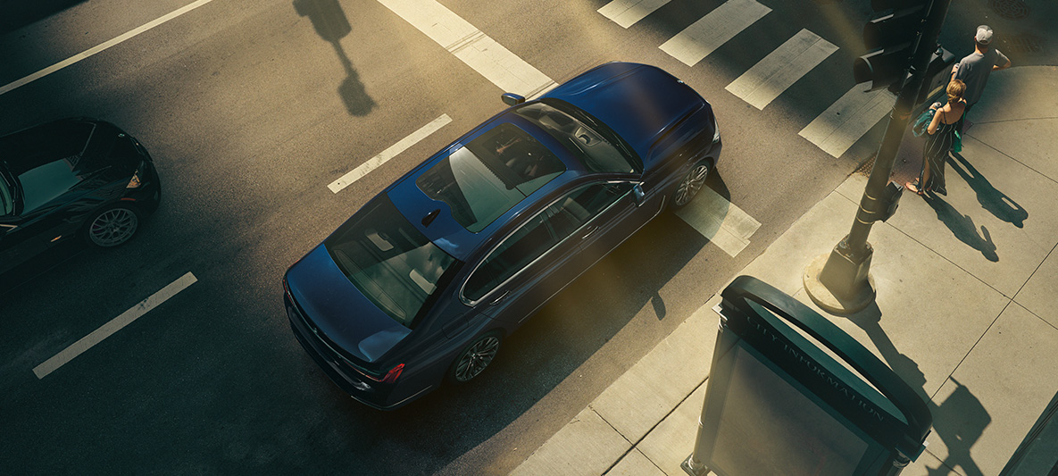 Седан BMW 7 серии Седан G11 G12 в цвете BMW Individual Седан BMW 7 серии G11 G12 в цвете BMW Individual Aventurine Red Metallic, вид сверху