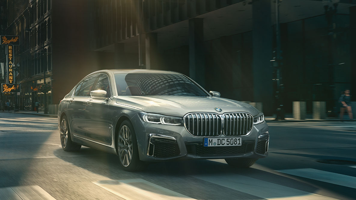 BMW 7 Series Sedan G11 G12 2019, ассистент вождения Professional BMW 7er Limousine G11 G12 2019 Dreiviertelfront fahrend vor urbaner Kulisse, ассистент вождения Professional