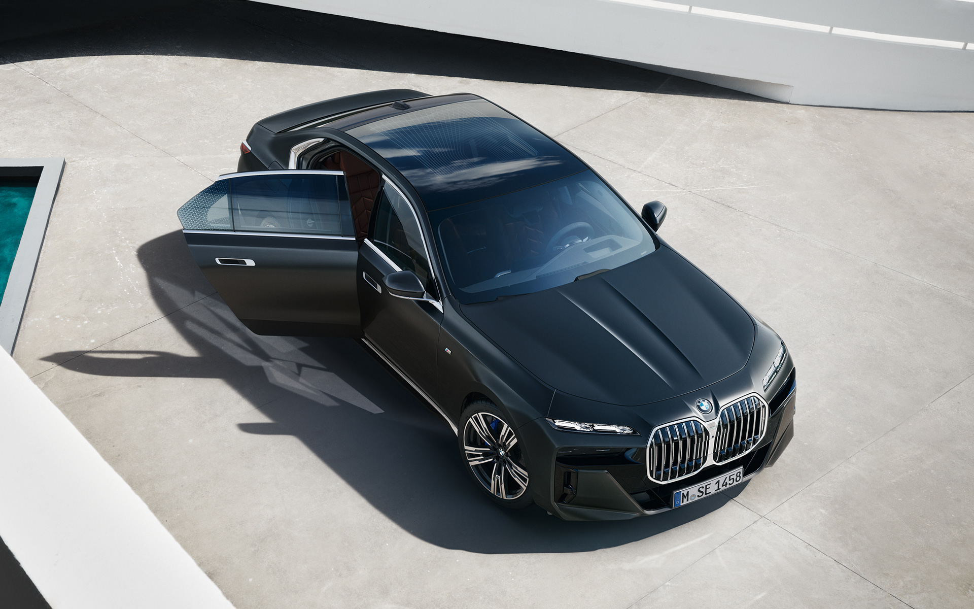 BMW 7 серії Седан G70 ICE в пакеті 740i M Sport з висоти пташиного польоту, Frozen Deep gray metalliс BMW 7 серії Седан G70 ICE 740i пакет M Sport, Frozen Deep gray metalliс, вигляд з висоти пташиного польоту