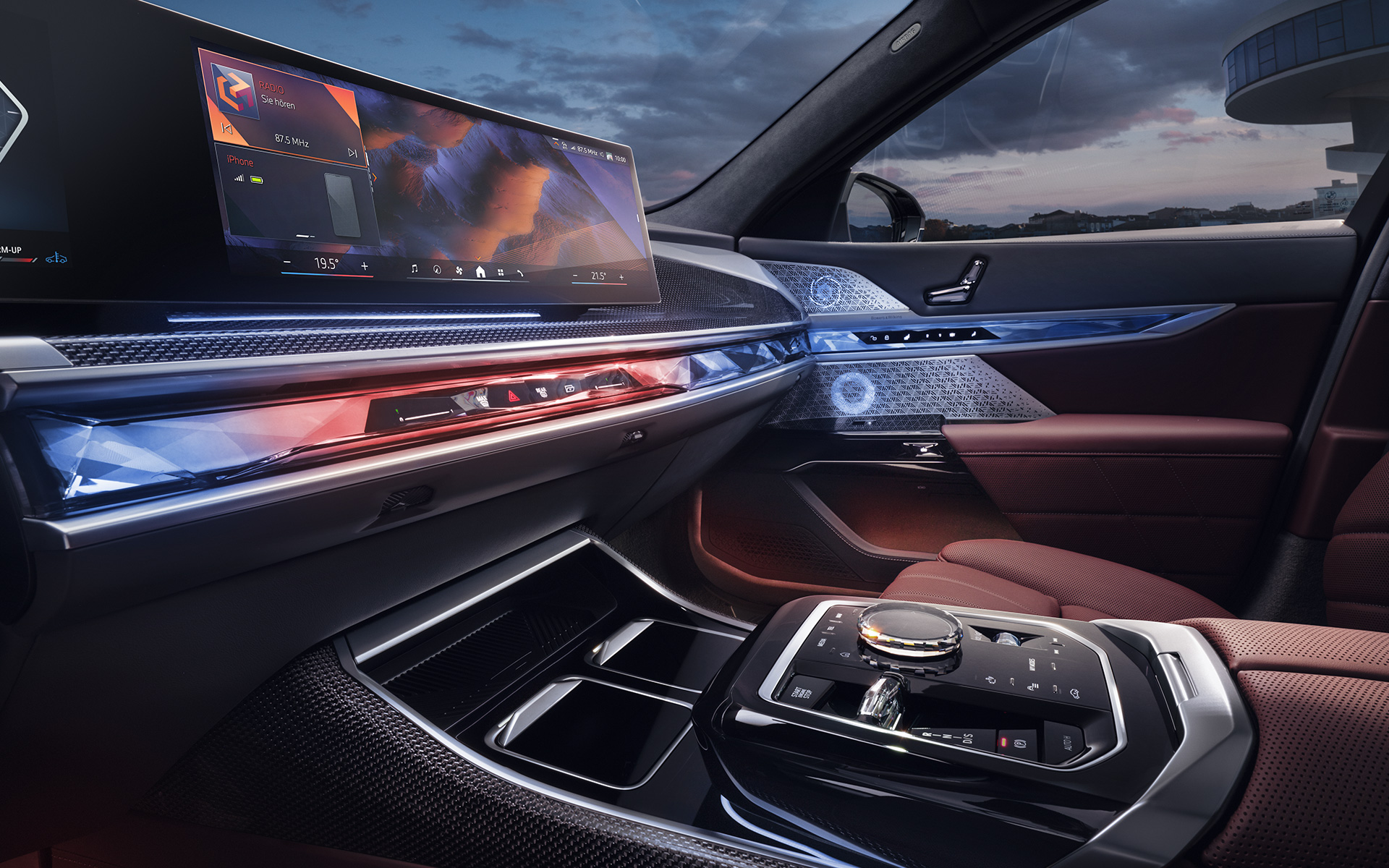 Передня частина салону седану BMW 7 серії G70 ICE 740i в пакеті M Sport BMW 7 серії Седан G70 ICE 740i пакет M Sport, інтер’єр, CraftedClarity and Curved Display