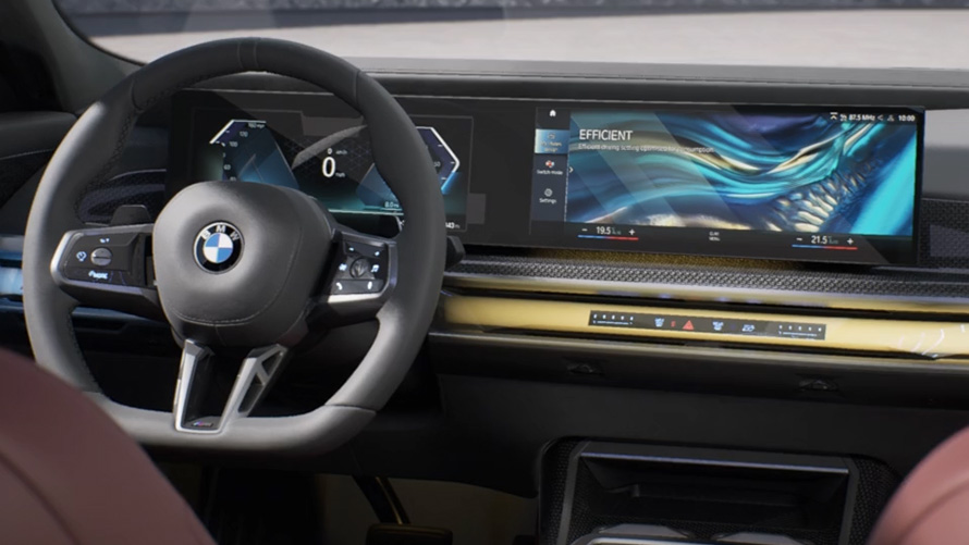 BMW 7 серії Седан G70 ICE 740i пакет M Sport, вид на три чверті позаду BMW 7 серії Седан G70 ICE 740i пакет M Sport, вид на три чверті позаду під час їзди