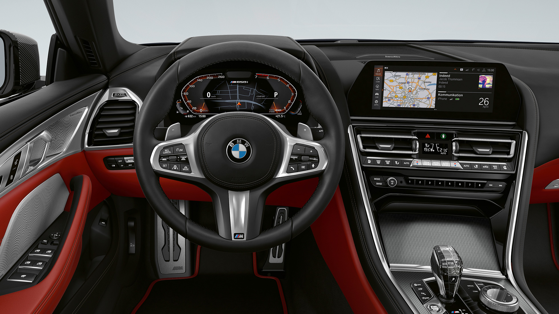 BMW M850i xDrive, металік Чорний Карбон, місце водія з обтягнутим шкірою рульовим колесом M. BMW M850i xDrive, металік Чорний Карбон, місце водія з обтягнутим шкірою рульовим колесом M.