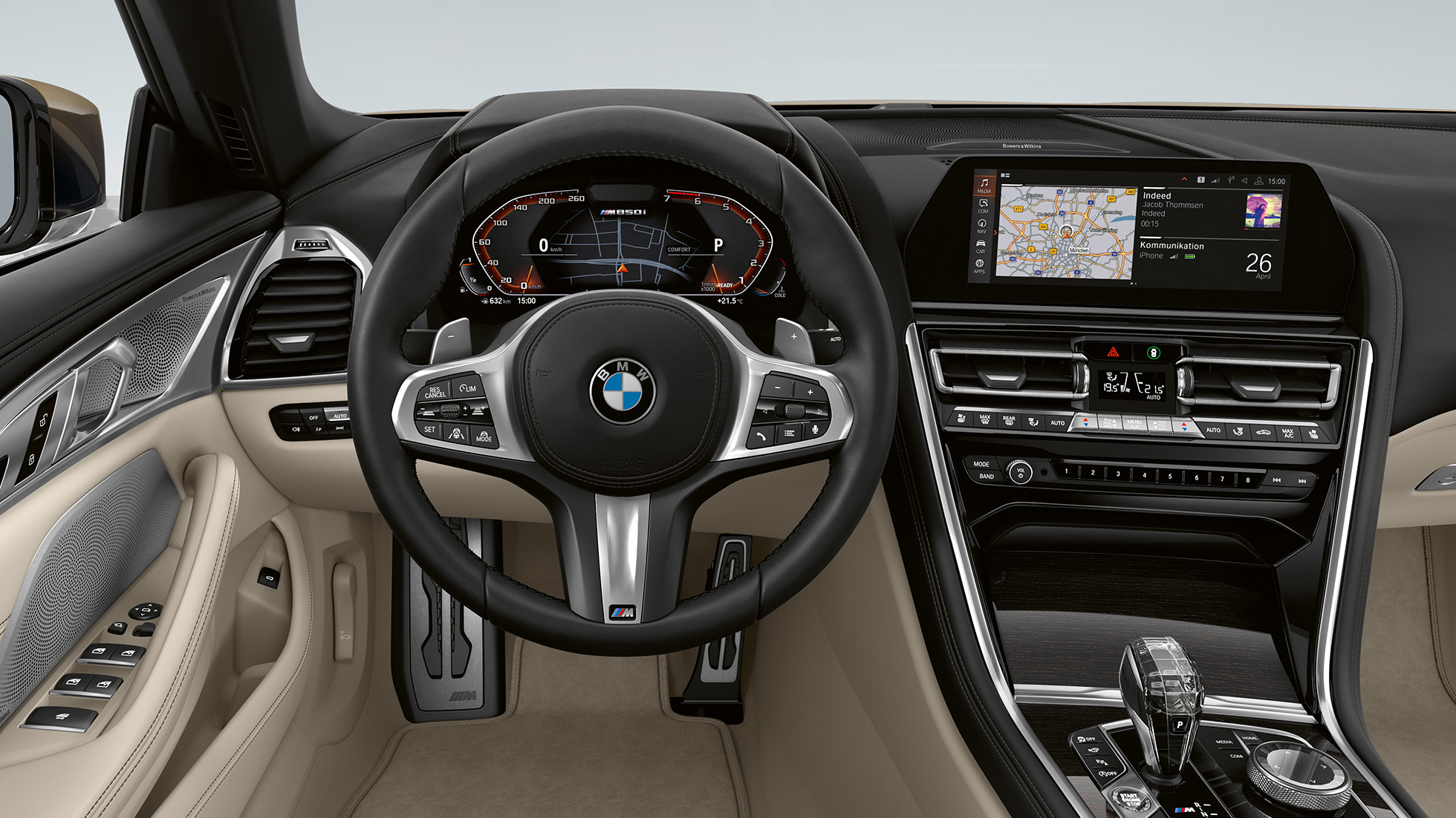BMW M850i xDrive, Dravit Grey металік, місце водія з обтягнутим шкірою рульовим колесом M. BMW M850i xDrive, Dravit Grey металік, місце водія з обтягнутим шкірою рульовим колесом M.