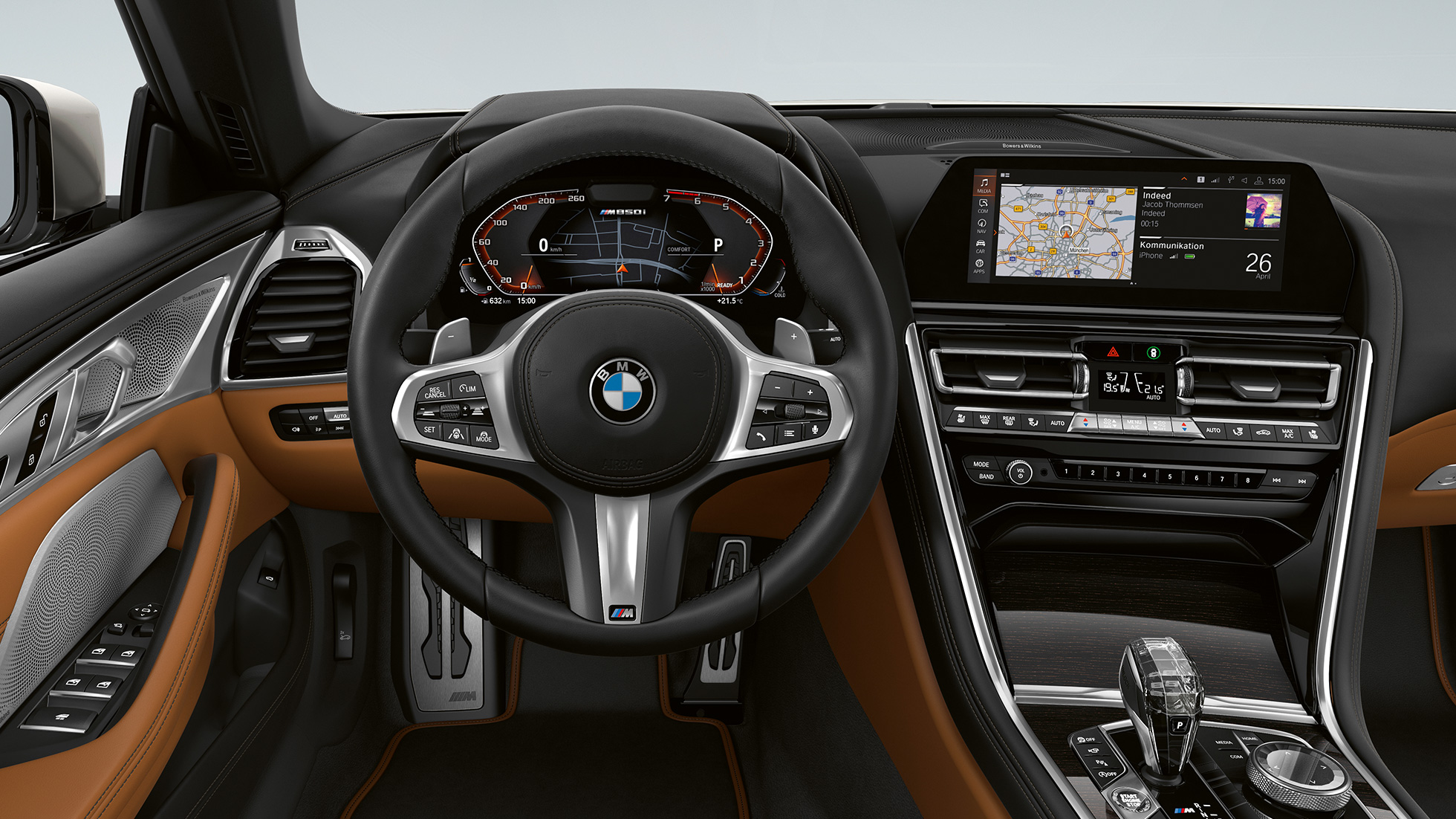 BMW M850i xDrive, металік Білий Мінерал, місце водія з обтягнутим шкірою рульовим колесом M. BMW M850i xDrive, металік Білий Мінерал, місце водія з обтягнутим шкірою рульовим колесом M.