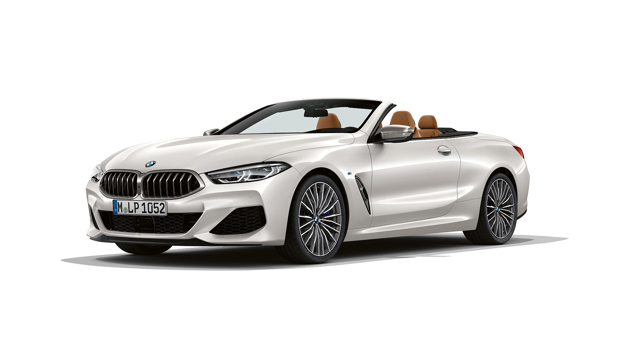 BMW M850i xDrive, металік Білий Мінерал, вид спереду з поворотом в три чверті. BMW M850i xDrive, металік Білий Мінерал, вид спереду з поворотом в три чверті.
