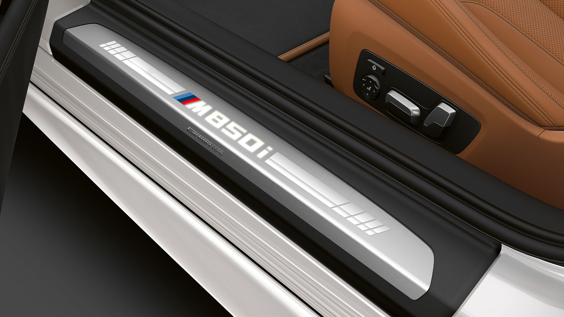 BMW M850i xDrive, металік Білий Мінерал, накладка на пороги. BMW M850i xDrive, металік Білий Мінерал, накладка на пороги.