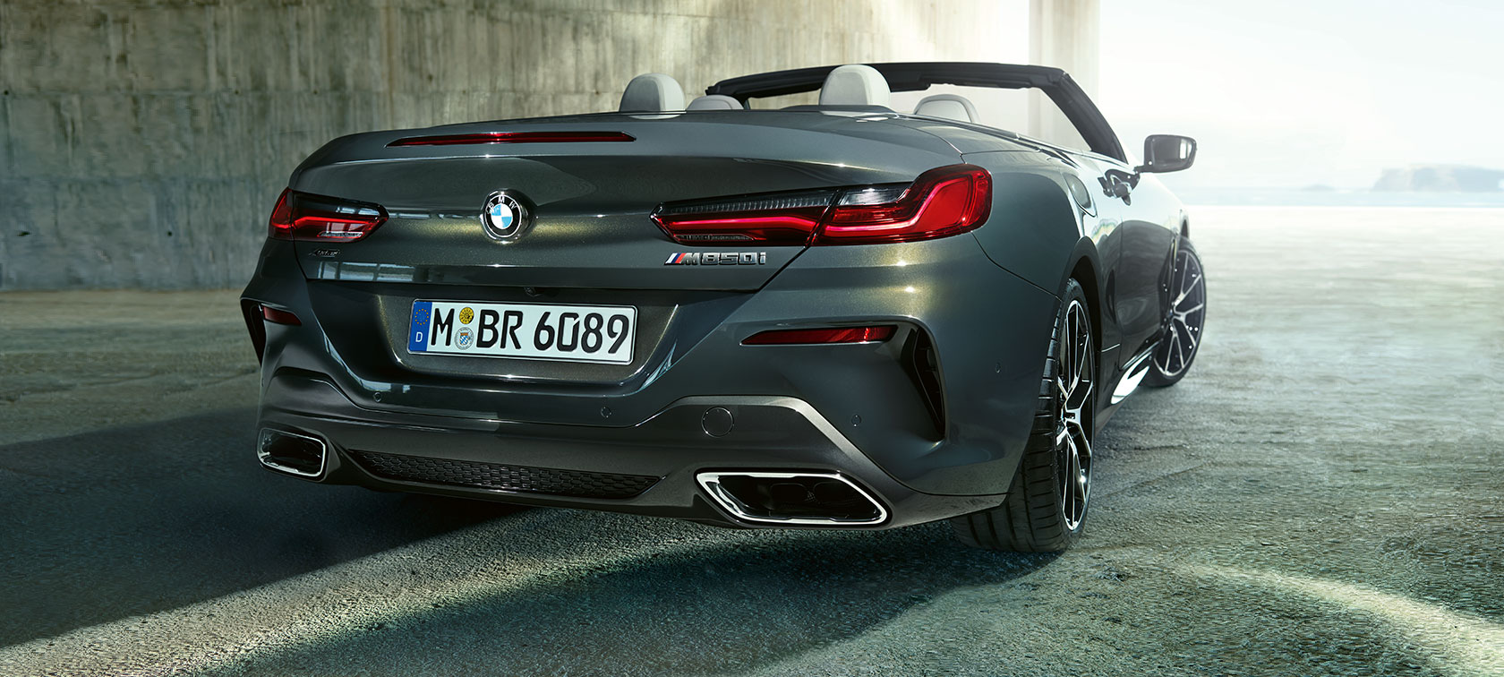 BMW M850i xDrive, Dravit Grey металік, вид ззаду з поворотом в три чверті. BMW M850i xDrive, Dravit Grey металік, вид ззаду з поворотом в три чверті.