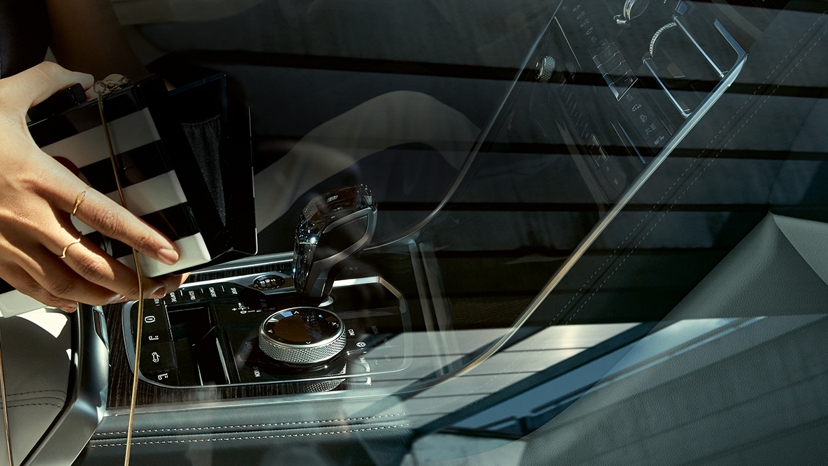 Салон BMW M850i xDrive, стеклянные аппликации CraftedClarity, женщина с открытой сумочкой. Салон BMW M850i xDrive, стеклянные аппликации CraftedClarity, женщина с открытой сумочкой.