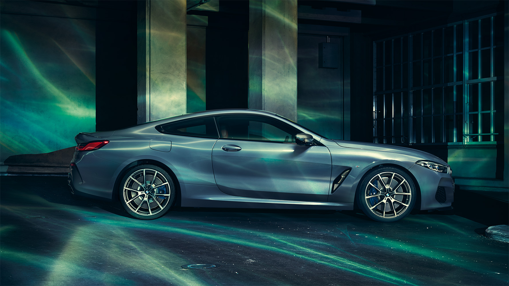 BMW 8 серії, вид збоку BMW 8 серії Coupe в місті, вид збоку.