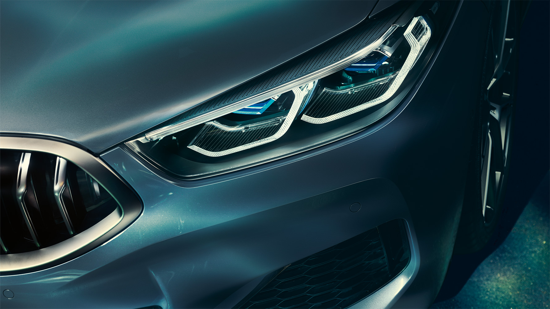 BMW 8 серії, лазерні фари Лазерні фари BMW 8 серії Coupe крупним планом, вид спереду.