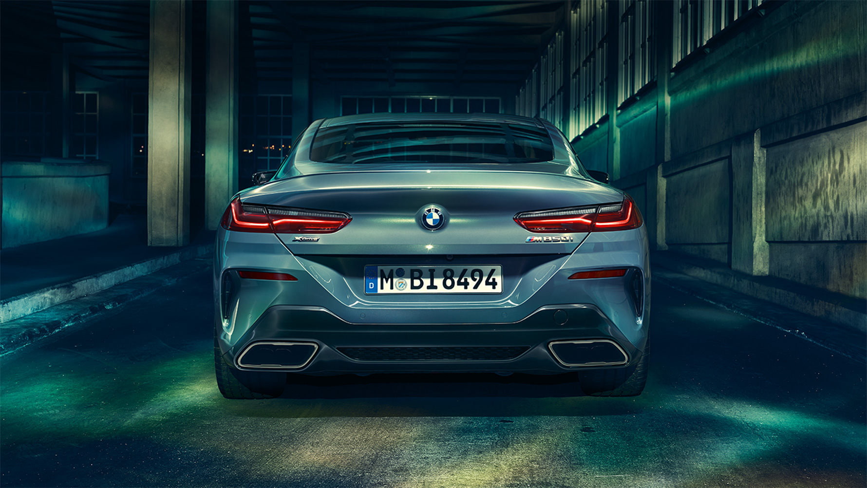 BMW 8 серії Coupe, вид ззаду BMW 8 серії Coupe в нічному місті. вид ззаду.