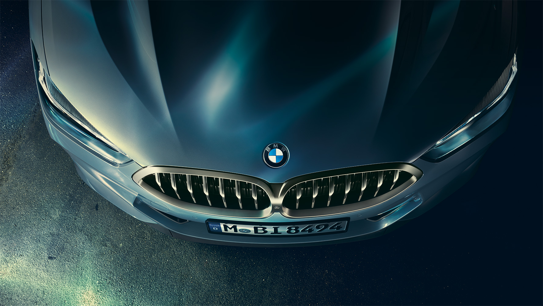 BMW 8 серії Coupe, капот Кришка капоту BMW 8 серії Coupe крупним планом, вид з висоти пташиного польоту.