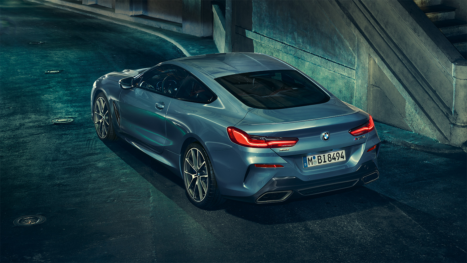 BMW 8 серії Coupe, вид ззаду з поворотом в три чверті BMW 8 серії Coupe в нічному місті, вид ззаду з поворотом в три чверті.