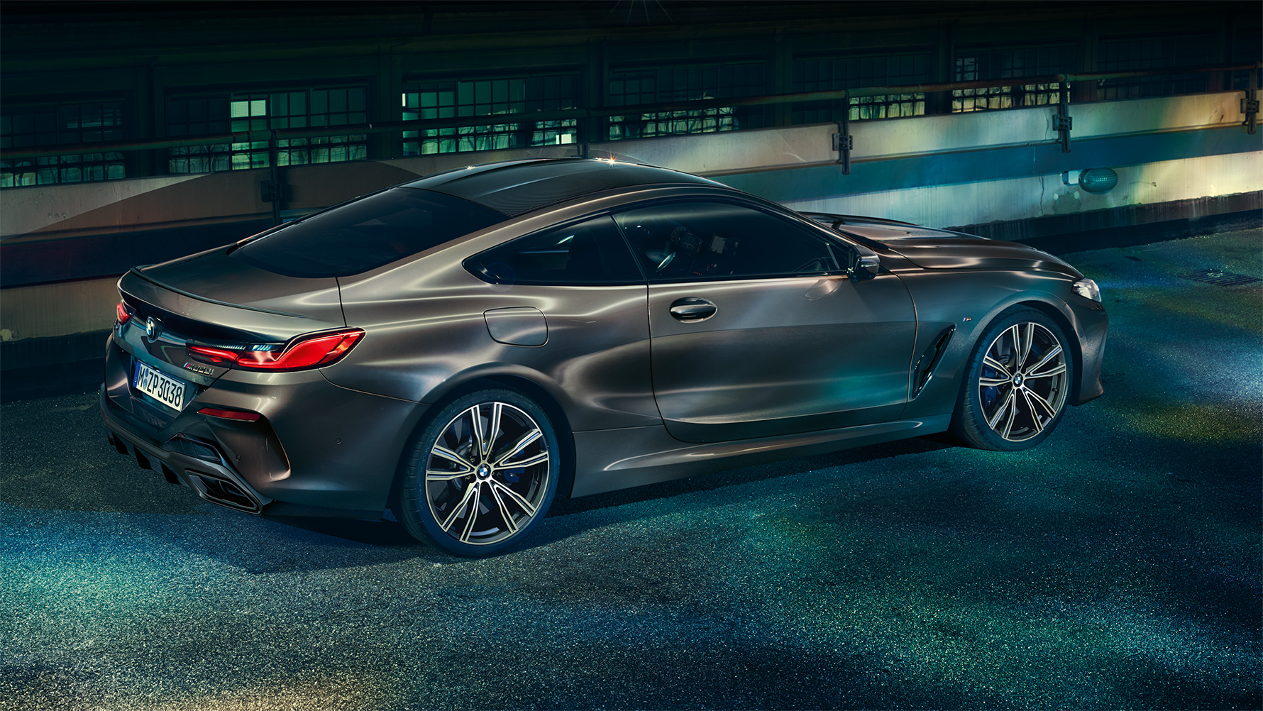 BMW 8 серії Coupe з оснащенням BMW Individual в нічному місті, вид збоку. BMW 8 серії Coupe з оснащенням BMW Individual в нічному місті, вид збоку.
