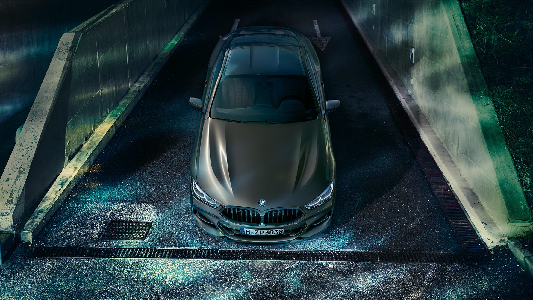 BMW 8 серії Coupe з оснащенням BMW Individual в нічному місті, вид спереду. BMW 8 серії Coupe з оснащенням BMW Individual в нічному місті, вид спереду.