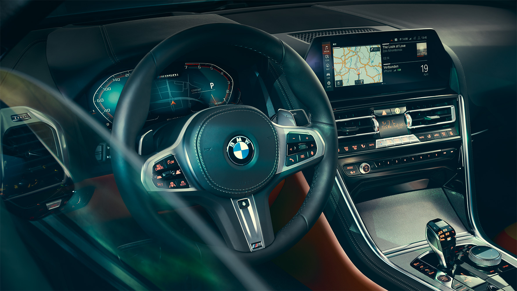 BMW 8 серії Coupe, кокпіт Інтер'єр BMW 8 серії Coupe крупним планом з фокусом на рульове колесо.