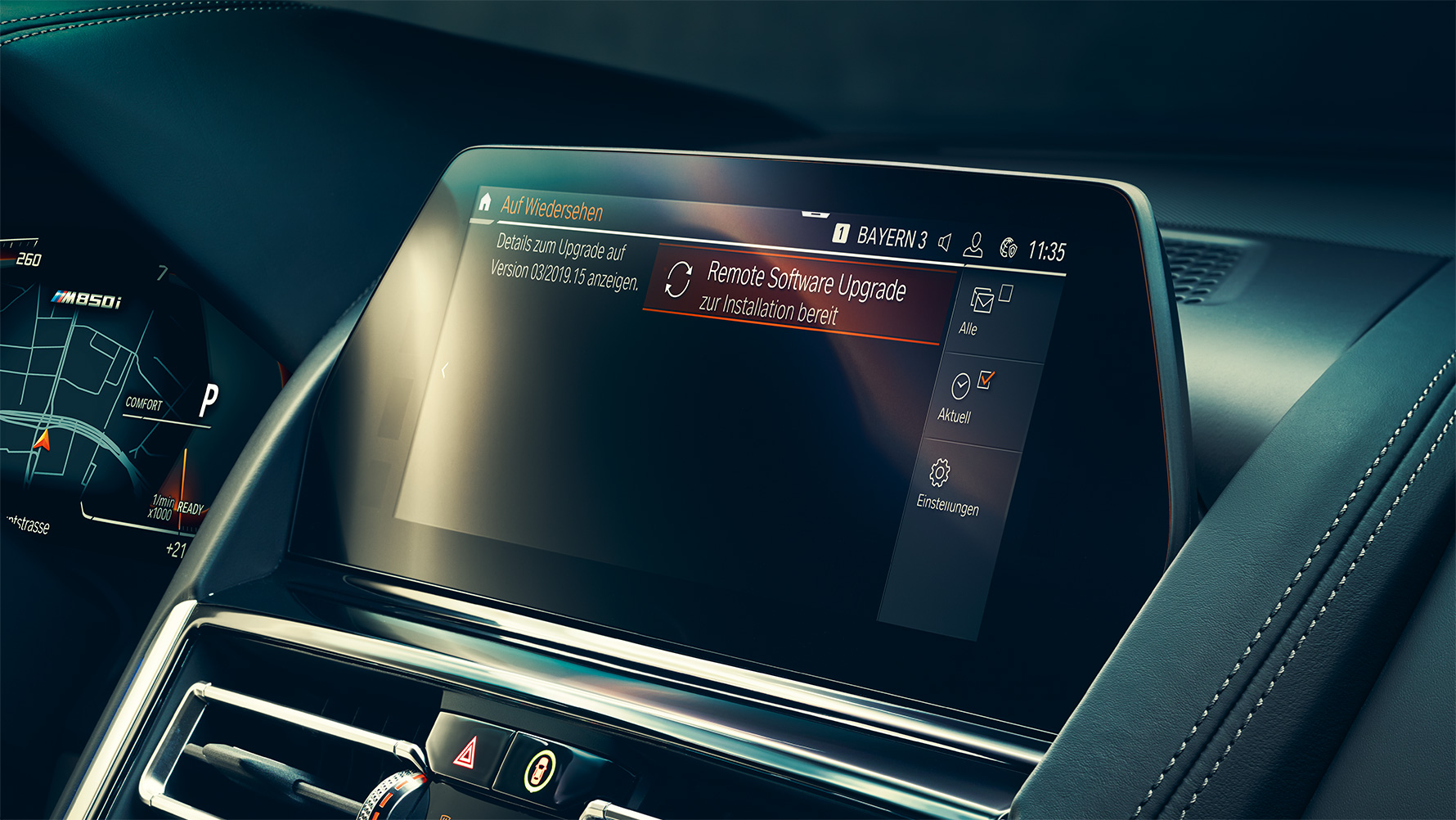 BMW 8 серії Coupe, кокпіт Інтер'єр BMW 8 серії Coupe з дисплеєм системи управління і можливістю дистанційного оновлення програмного забезпечення.