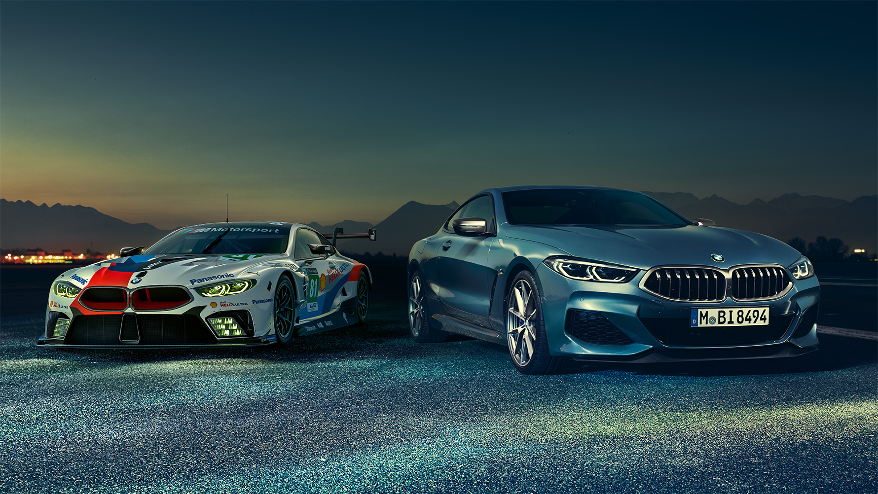 BMW 8 серії Coupe і M8 GTE. BMW 8 серії Coupe і M8 GTE в нічному місті.