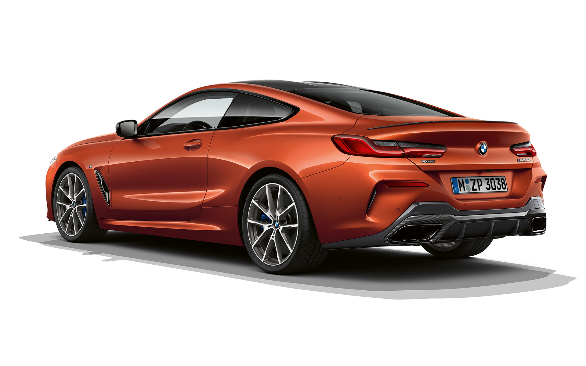 BMW 8 серії Coupe, «Помаранчевий Захід металік» BMW 8 серії Coupe кольору «Помаранчевий Захід металік» на білому тлі.