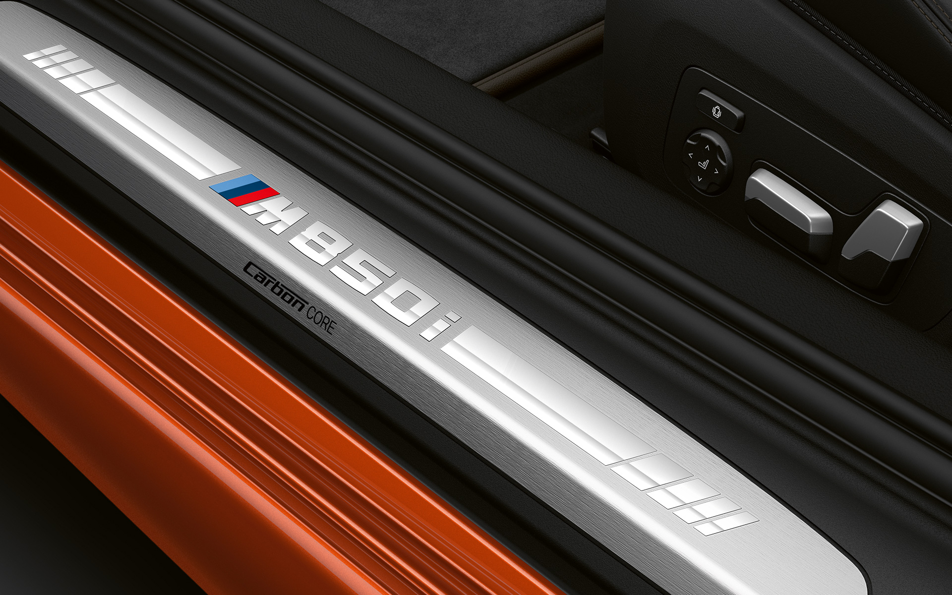 BMW 8 серії Coupe, накладка на поріг «M850i» Накладка на поріг BMW 8 серії Coupe з емблемою «M850i» крупним планом.