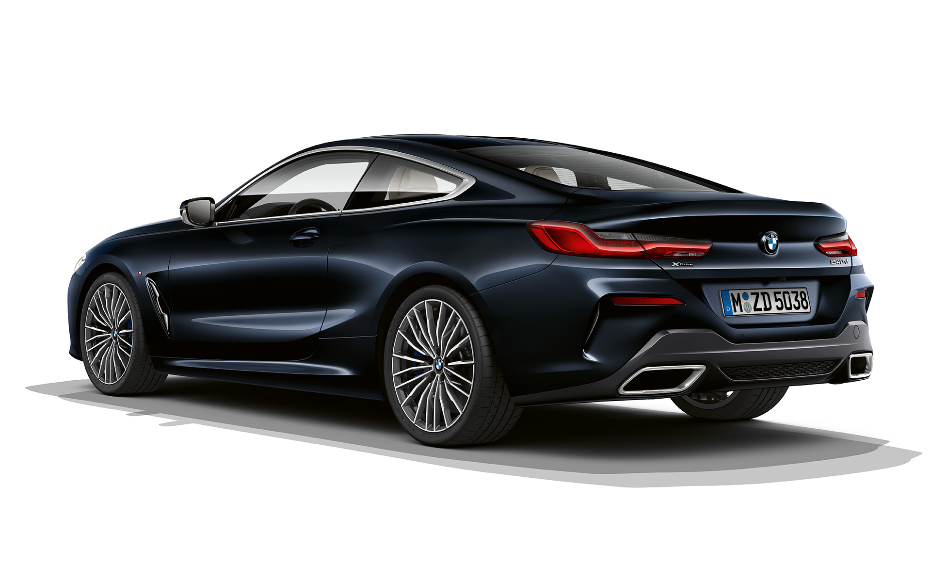 BMW 8 серії Coupe, «Чорний Карбон металік» BMW 8 серії Coupe кольору «Чорний Карбон металік» на білому тлі.