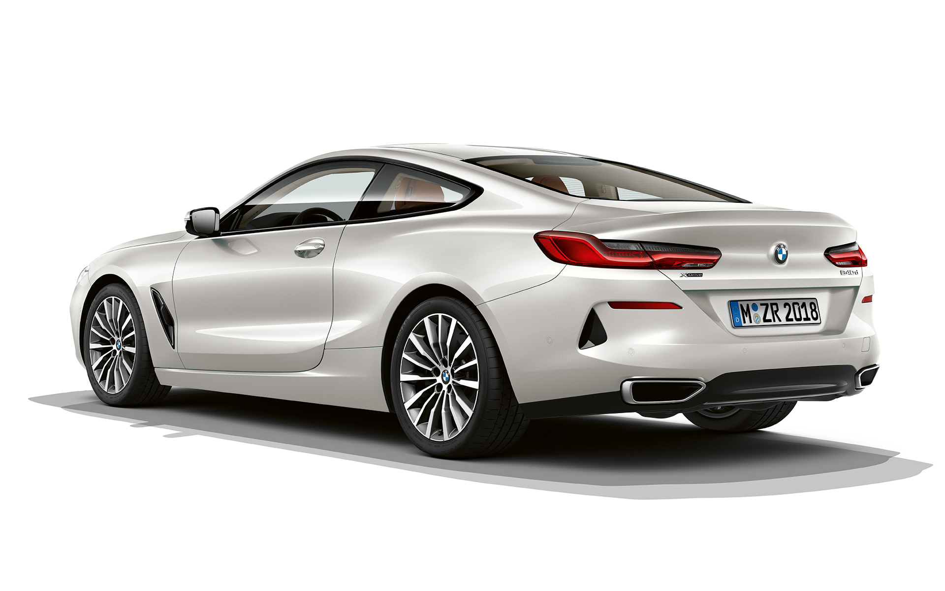 BMW 8 серії Купе, «Mineral White metallic» BMW 8 серії Купе кольору «Mineral White metallic» на білому тлі.