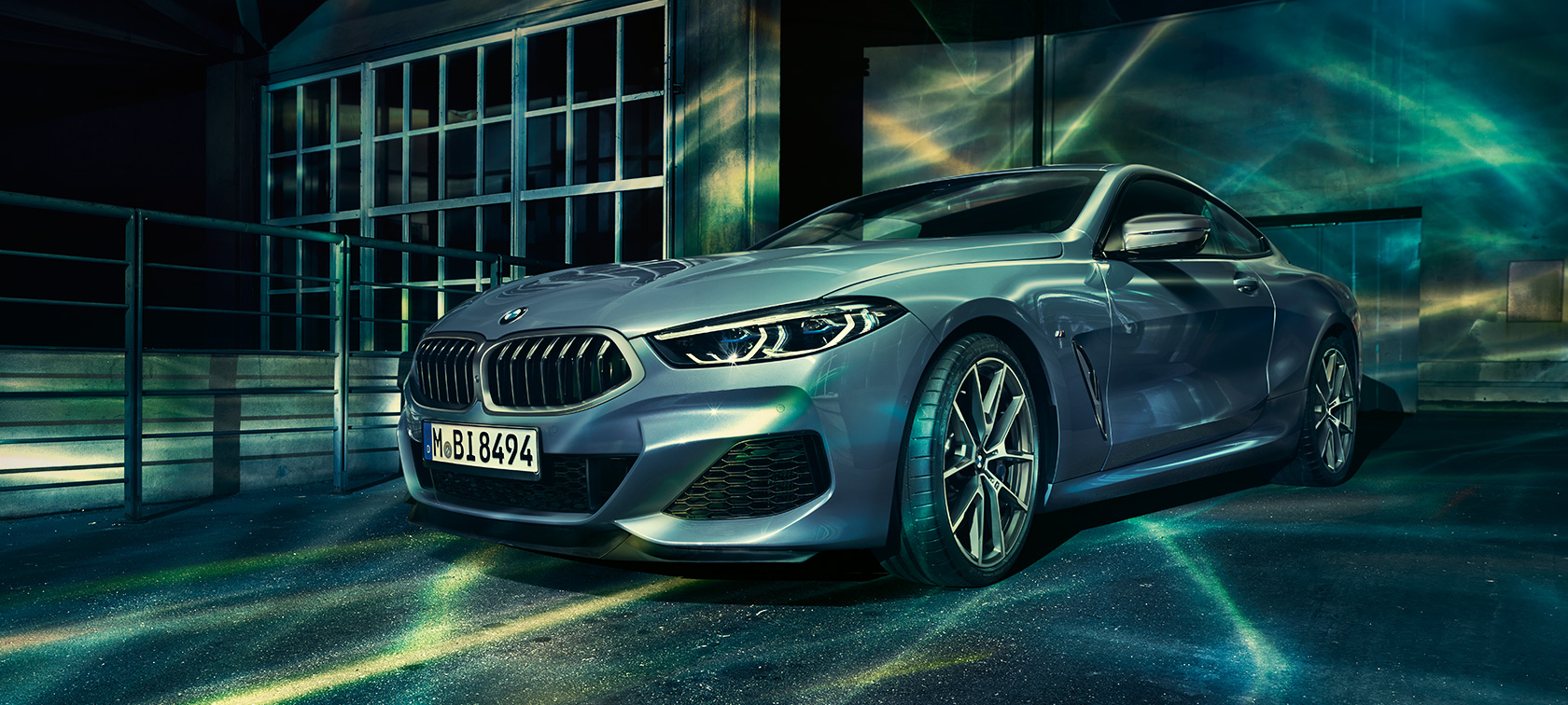 BMW 8 серії Купе, фото спереду в три чверті Фото спереду в три чверті BMW 8 серії Купе на фоні нічного міста.