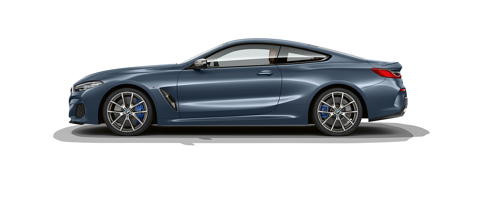 BMW 8 серії Coupe BMW 8 серії Coupe на білому тлі, вид збоку.