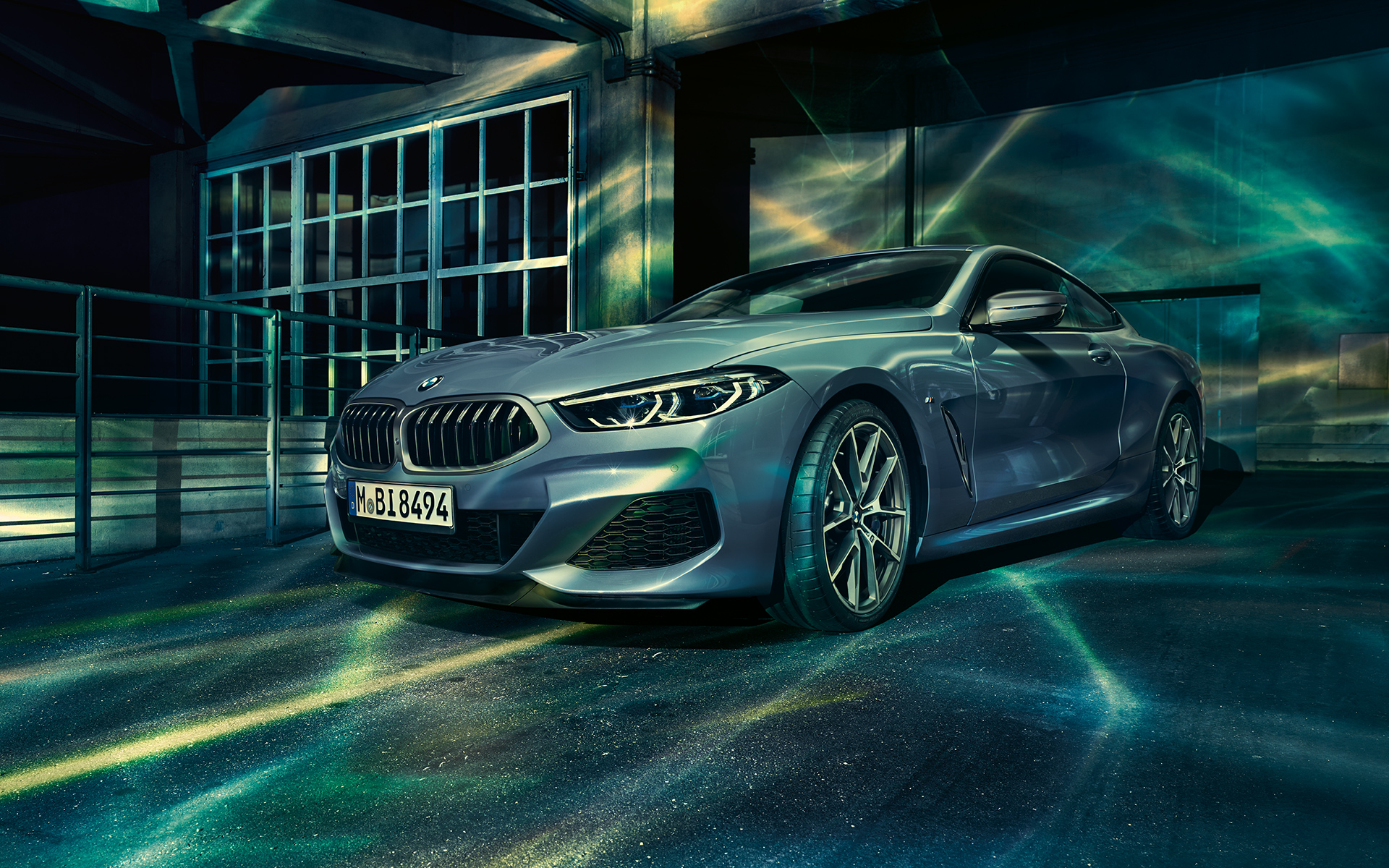 BMW 8 серії Купе, вид спереду-зправа з поворотом в три чверті BMW 8 серії Coupe в місті, вид спереду-зправа з поворотом в три чверті.