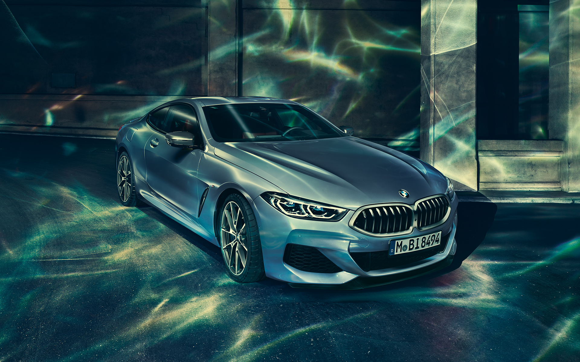 BMW 8 серії Купе, вид спереду-зліва з поворотом в три чверті BMW 8 серії Coupe в місті, вид спереду-зліва з поворотом в три чверті.