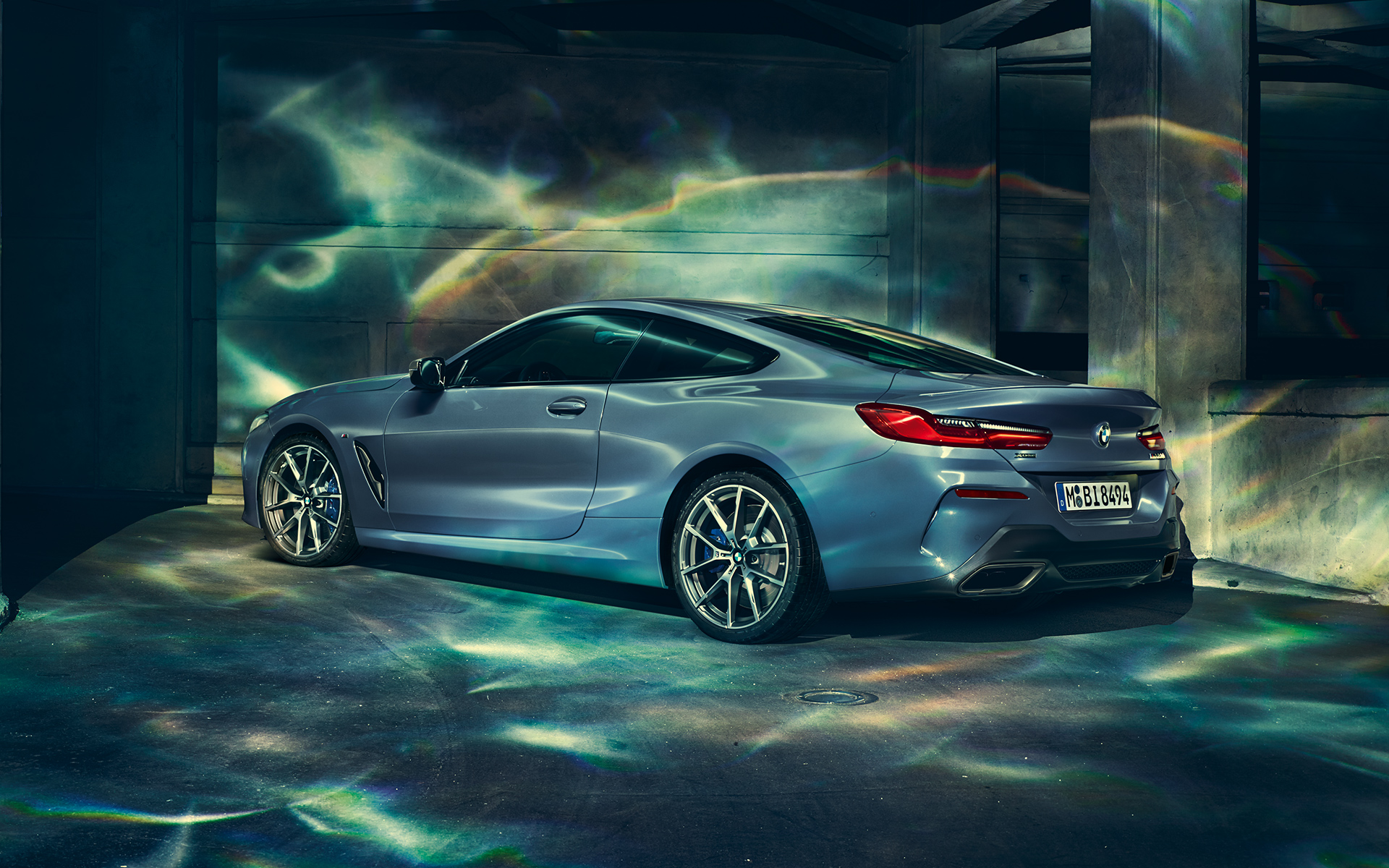 BMW 8 серії Coupe, вид зліва BMW 8 серії Coupe в місті, вид зліва.