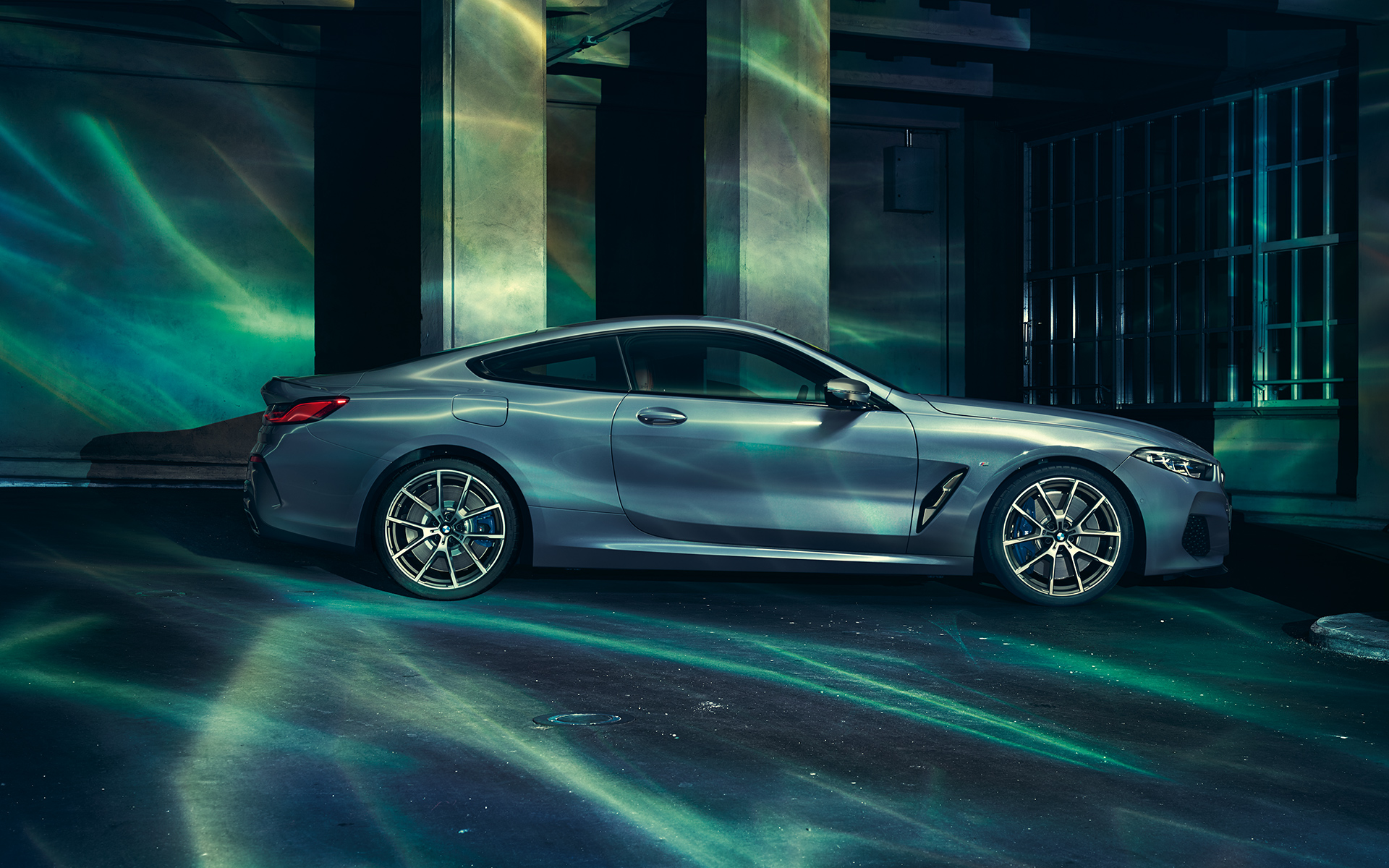 BMW 8 серії Coupe, вид справа BMW 8 серії Coupe в місті, вид справа.