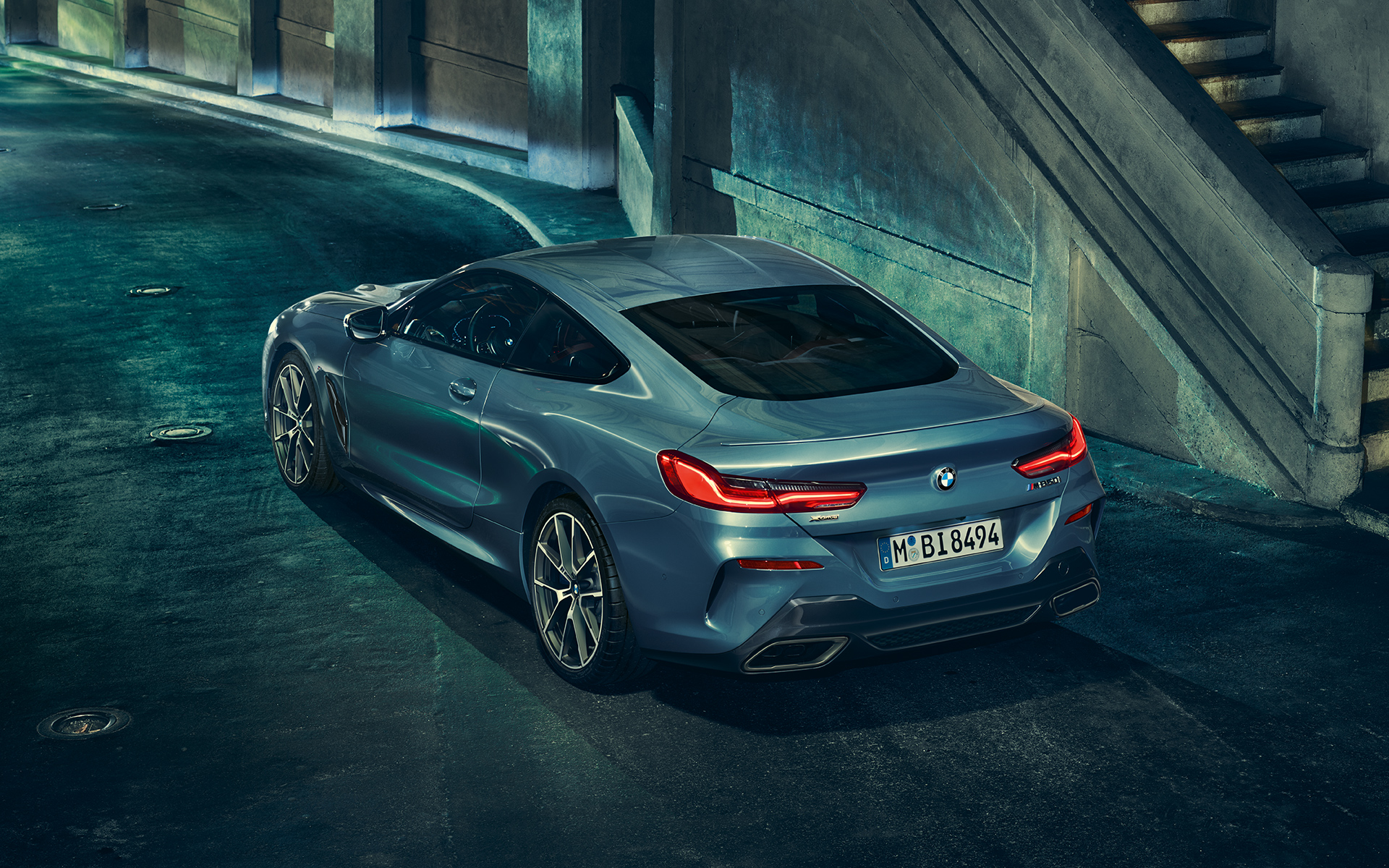 BMW 8 серії Coupe, вид ззаду з поворотом в три чверті BMW 8 серії Coupe в місті, вид зліва ззаду з поворотом в три чверті.