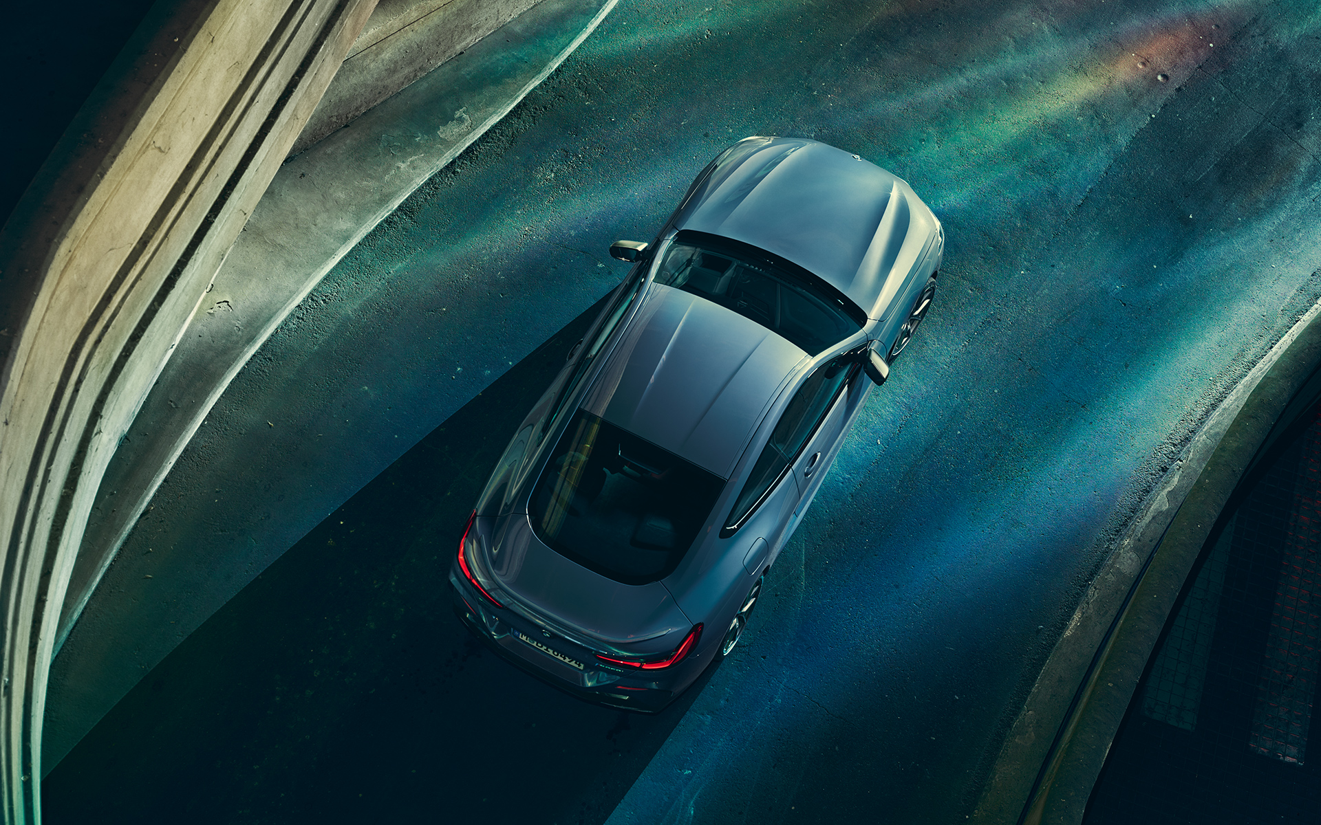 BMW 8 серії Coupe, вид з висоти пташиного польоту BMW 8 серії Coupe в місті, вид з висоти пташиного польоту.