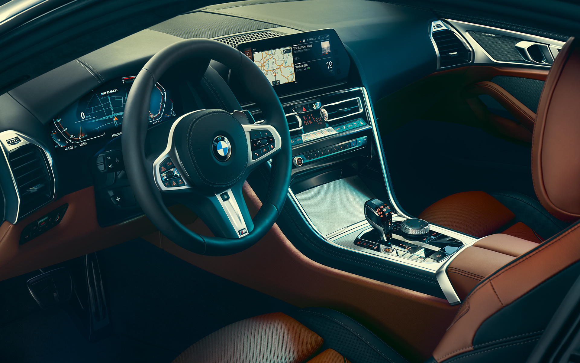 BMW 8 серії Coupe, рульове колесо Інтер'єр BMW 8 серії Coupe, з фокусом на рульове колесо.