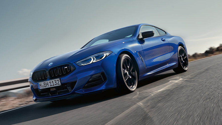 BMW M850i xDrive Coupe G15 LCI Facelift 2022 М у кольорі Portimao Blue metallic, вид на три чверті спереду BMW M850i xDrive Coupe G15 LCI Facelift 2022 М у кольорі Portimao Blue metallic, вид на три чверті спереду під час руху
