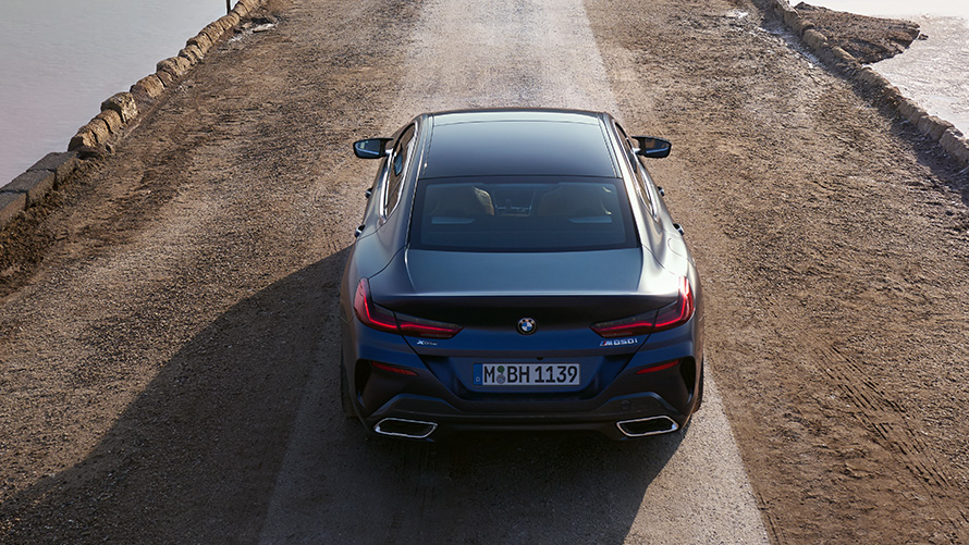 BMW M850i xDrive Gran Coupe G16 LCI 2022 BMW Individual у кольорі Frozen Tanzanite Blue metallic, вид ззаду з висоти пташиного польоту BMW M850i xDrive Gran Coupe G16 LCI 2022 BMW Individual у кольорі Frozen Tanzanite Blue metallic, вид ззаду з висоти пташиного польоту