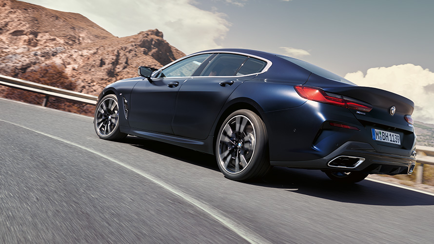 BMW 840i xDrive Gran Coupe G16 LCI Facelift 2022 BMW 840i xDrive Gran Coupe G16 LCI Facelift 2022 М у кольорі Portimao Blue metallic, вид на три чверті спереду під час руху на гірській дорозі