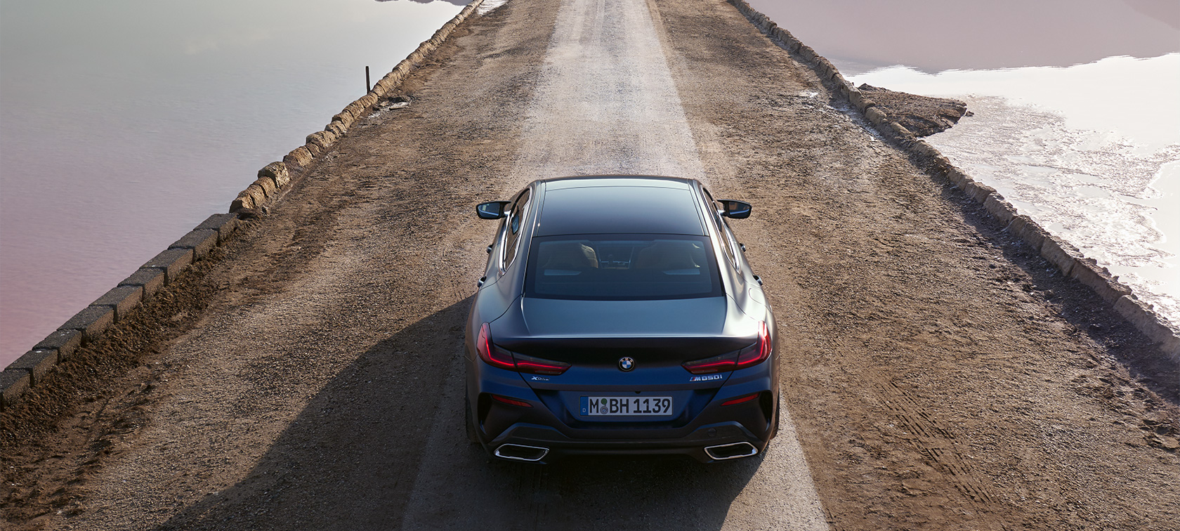 BMW M850i xDrive Gran Coupe G16 LCI 2022 BMW Individual у кольорі Frozen Tanzanite Blue metallic, вид ззаду з висоти пташиного польоту BMW M850i xDrive Gran Coupe G16 LCI 2022 BMW Individual у кольорі Frozen Tanzanite Blue metallic, вид ззаду з висоти пташиного польоту