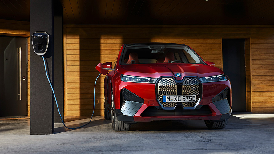 Електричний кросовер BMW iX i20 BMW iX xDrive50 заряджається BMW iX i20 2021 електричний кросовер BMW iX xDrive50 Aventurin Red заряджання за допомогою BMW Wallbox