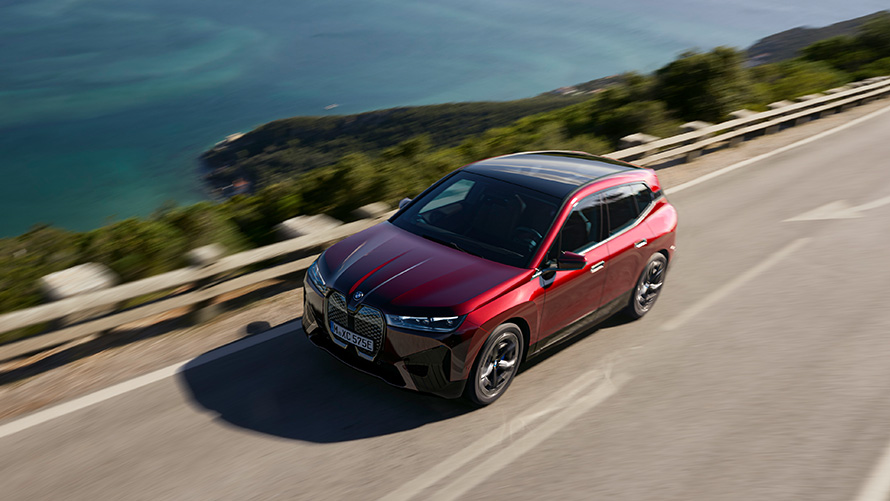 Электрический SUV BMW iX i20, динамика BMW iX xDrive50 Электрический SUV BMW iX i20 2021, BMW iX xDrive50 "Красный Авантюрин" в движении на улице, динамика