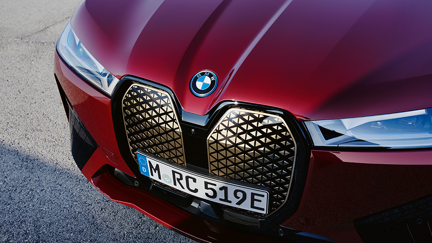 Электрический SUV BMW iX i20, BMW iX xDrive50, Shy Tech Электрический SUV BMW iX i20 2021, BMW iX xDrive50 "Красный Авантюрин", вид спереди, решетка BMW Shy Tech