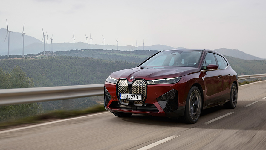 Сталий розвиток в електричному кросовері BMW iX xDrive50 i20 BMW iX xDrive50 i20 2021 електричний кросовер під час руху набережною, сталий розвиток