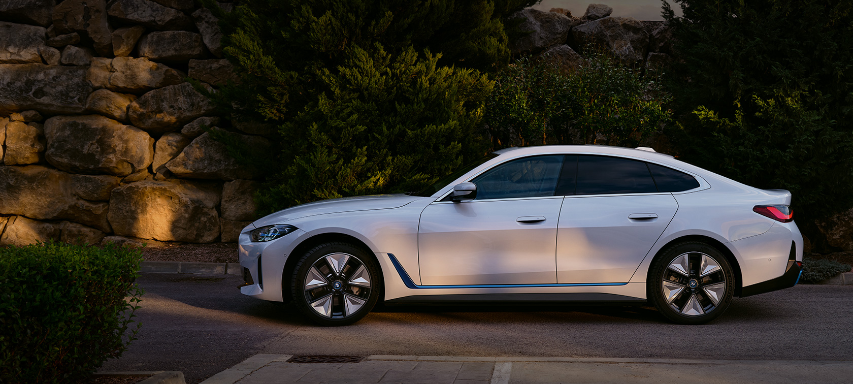 BMW i4 eDrive40 G26 2021 у кольорі Mineral White, вид збоку
