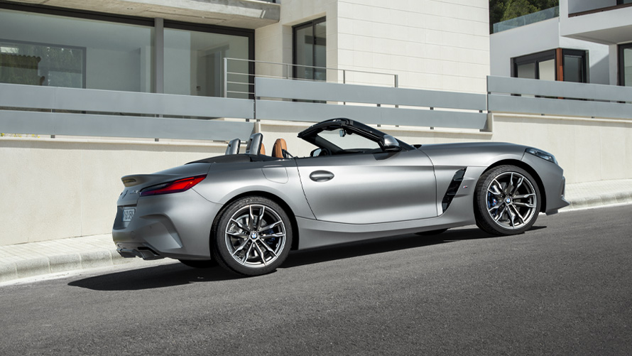 BMW Z4 M40i Roadster G29, вид збоку на фоні будівлі BMW Z4 M40i Roadster G29, вид збоку на фоні будівлі