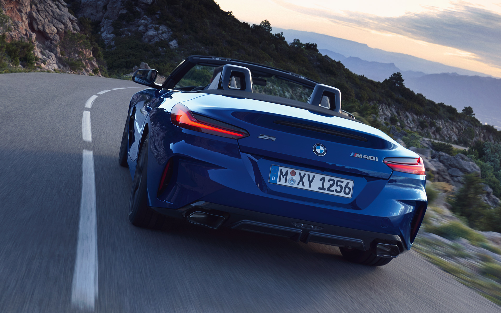 BMW Z4 M40i G29 2022 у кольорі Portimao Blue вид спереду з поворотом у три чверті