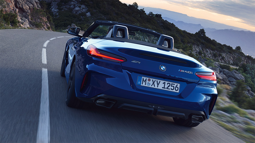 BMW Z4 M40i G29 2022 у кольорі Portimao Blue вид спереду з поворотом у три чверті