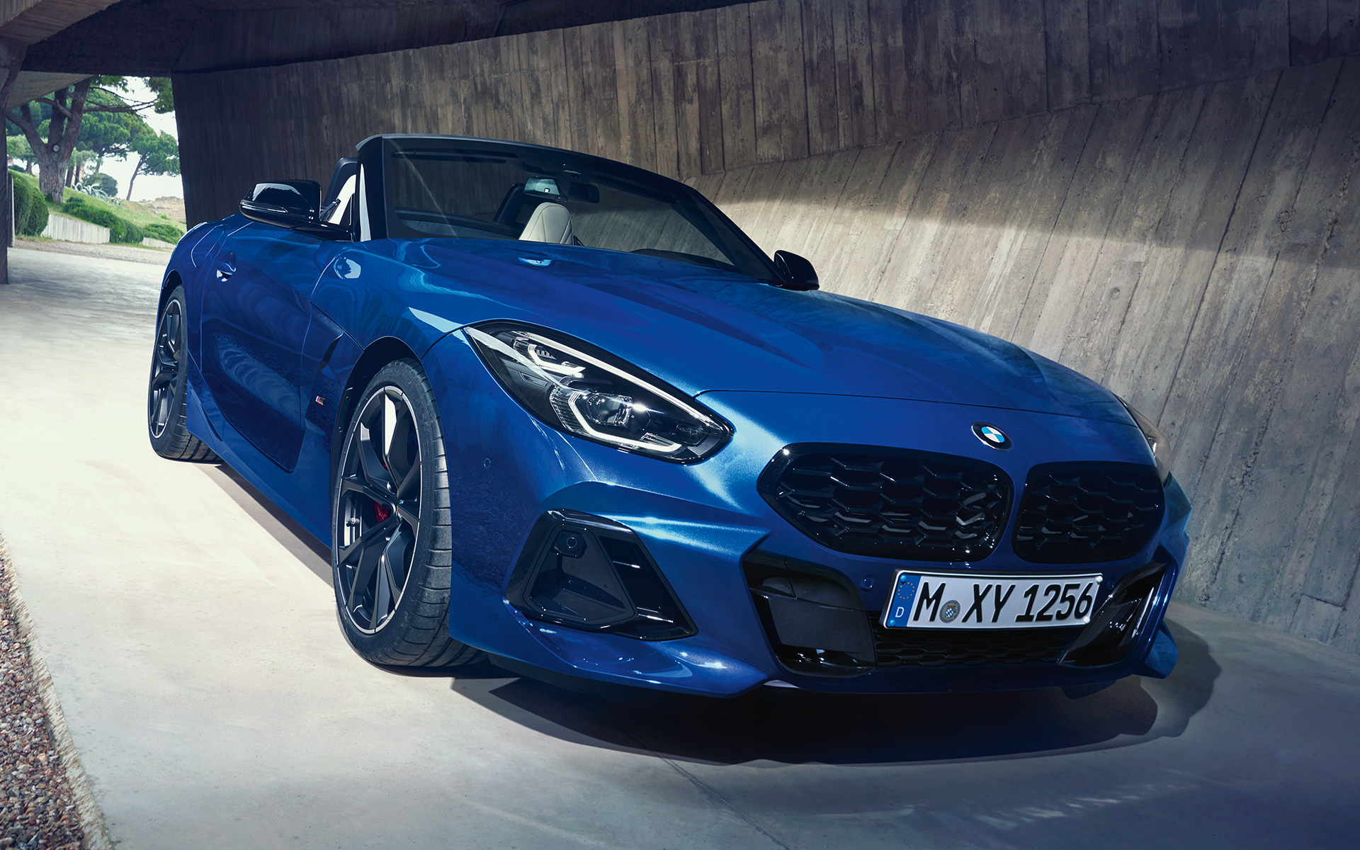 BMW Z4 M40i G29 2022 у кольорі Portimao Blue вид зверху з відкритим дахом softtop